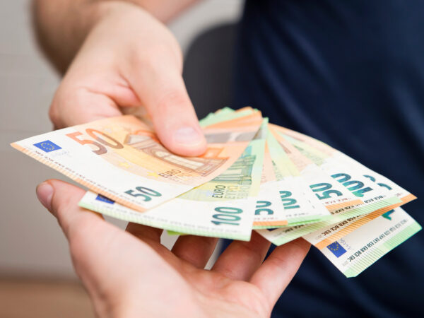 Transaction en liquide @Adobe