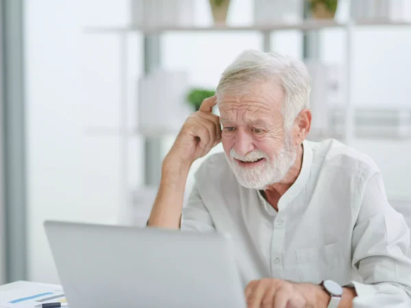 Retraité devant ordinateur @Adobe