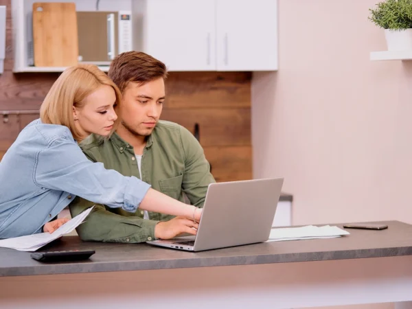 Couple devant ordinateur. @Adobe