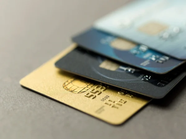 Carte bancaires sur une table