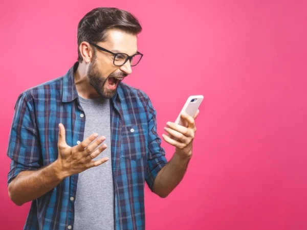 Énervé au téléphone. @Adobe